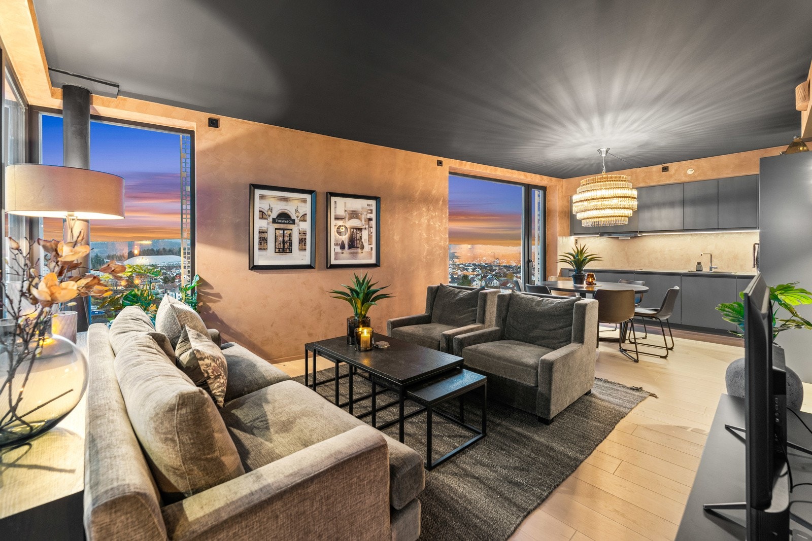 Leiligheten har en herlig beliggenhet i 11. etasje og har store vindusflater som ivaretar utsikten Galleribilde