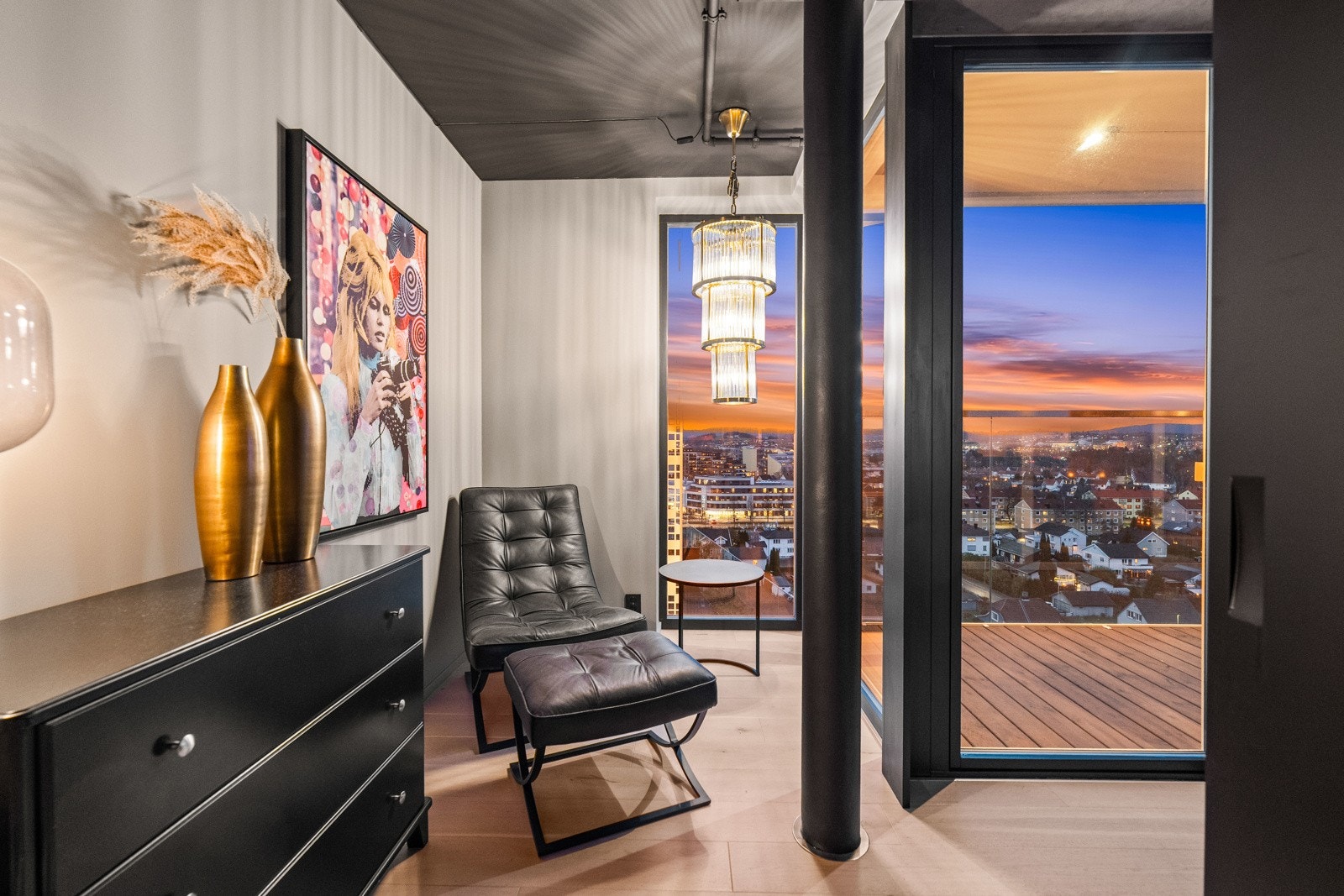 Det ene soverommet har en praktisk skyvedør fra stuen. Galleribilde