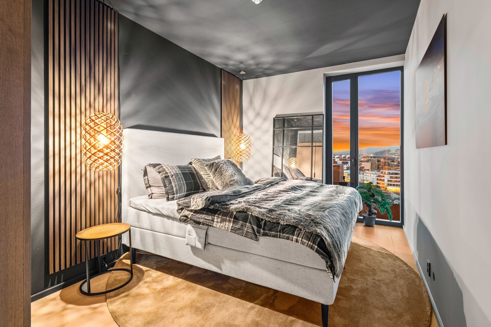 Hovedsoverom med god plass til seng og garderobeløsning Galleribilde