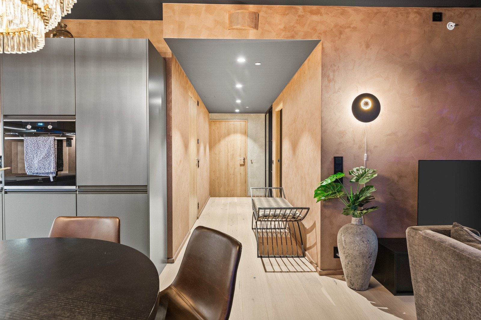 Nedfelt tak med downlights i gang Galleribilde