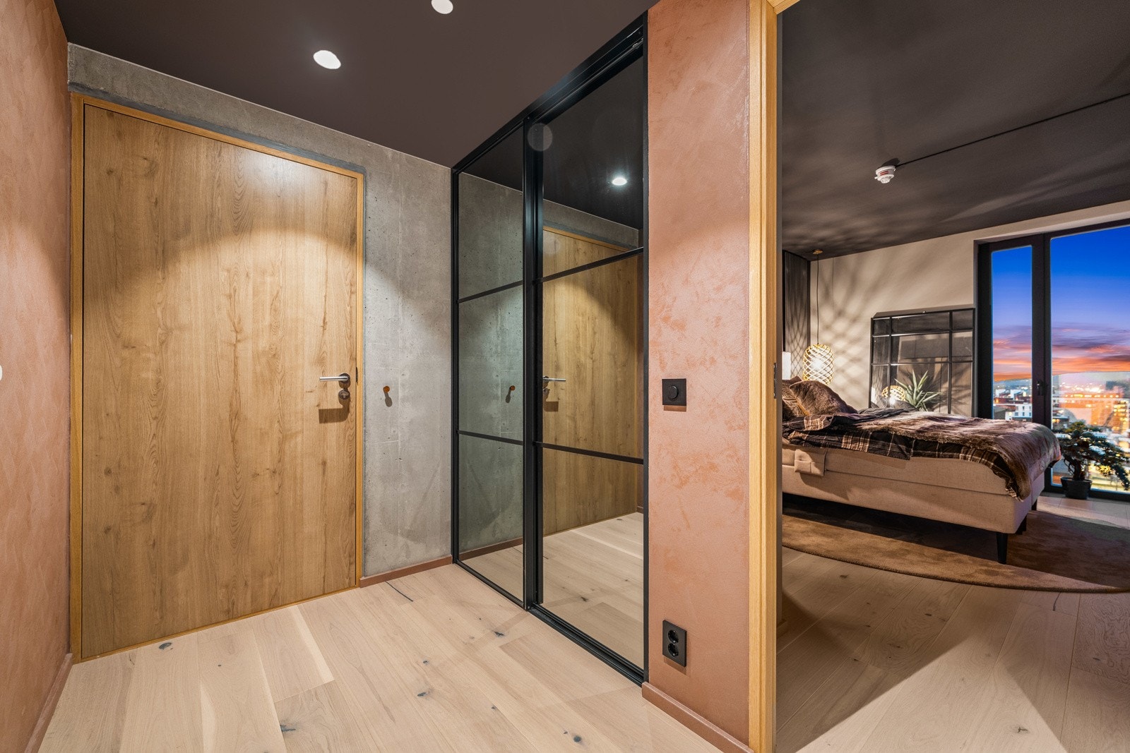 Skyvedørsgarderobe med speil og fine, sorte detaljer Galleribilde