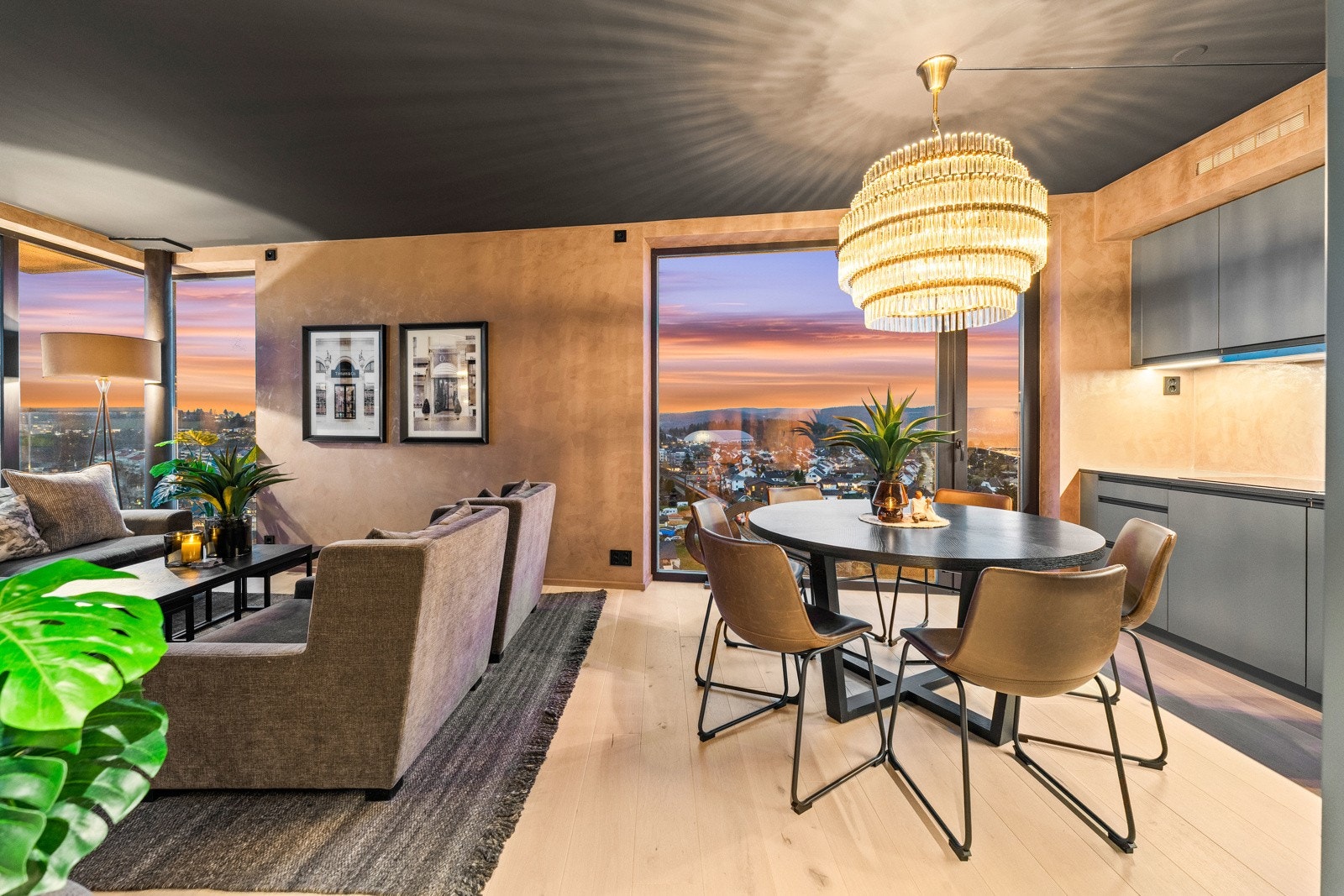 God plass til spisebord i tilknytning til både stue og kjøkken Galleribilde