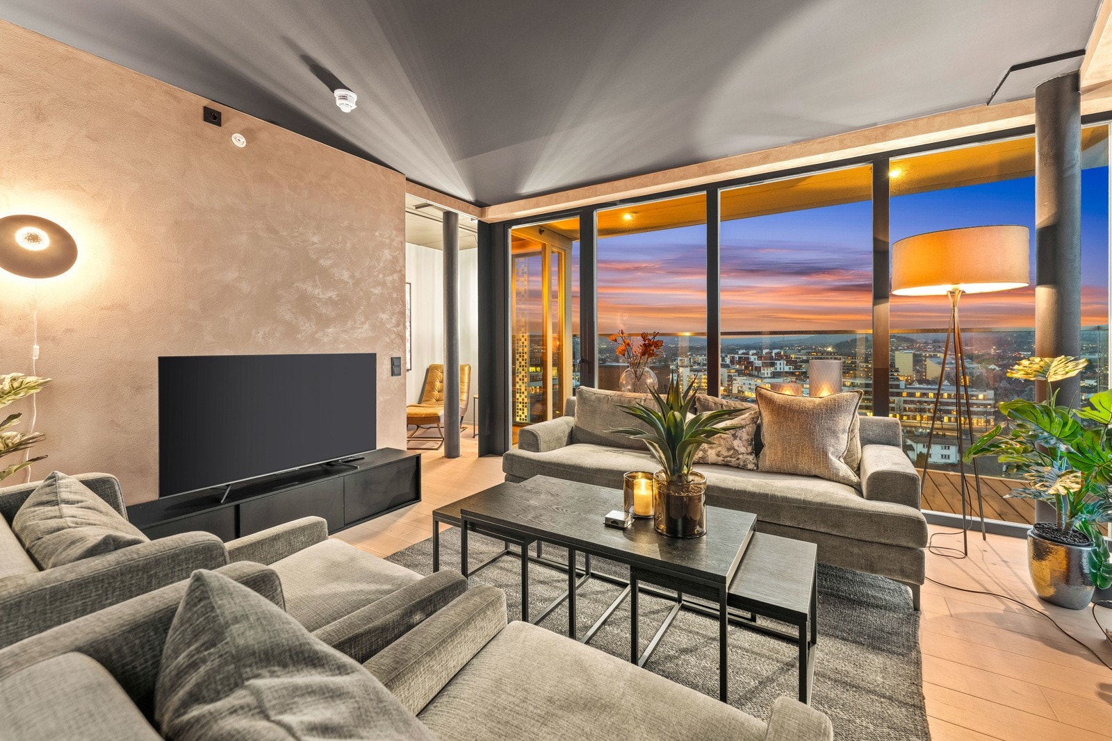 Leiligheten er svært gjennomført med farge både på vegger og i tak Galleribilde