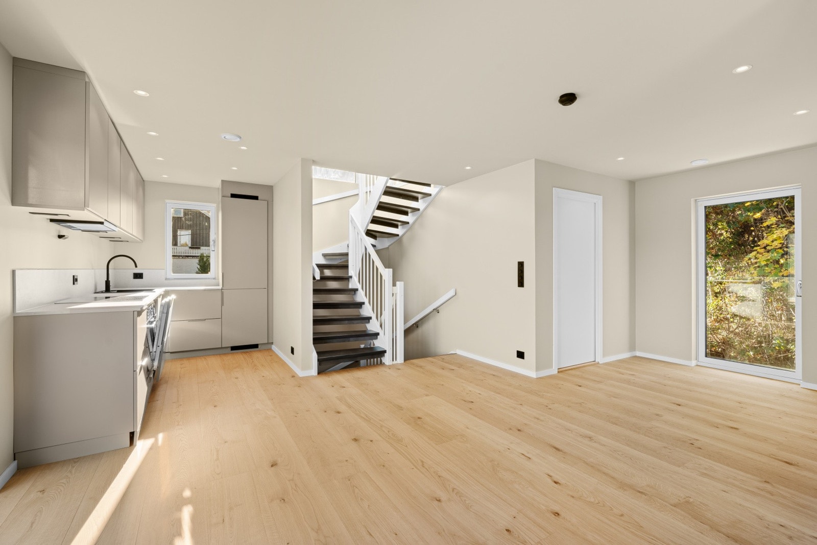 Fra del av stuen og den åpne kjøkkenløsningen i 2.etg. Galleribilde