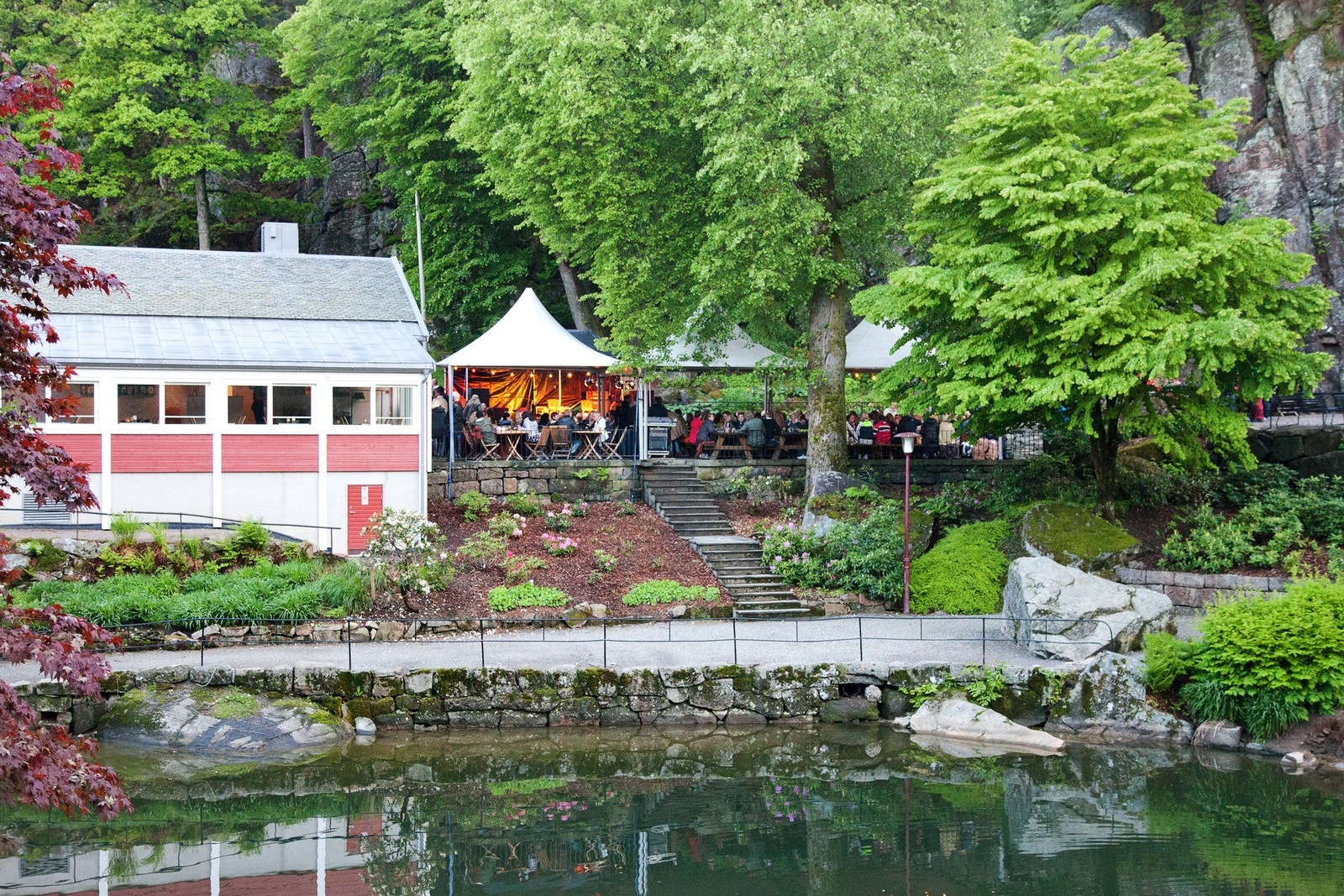 Fra flotte Ravnedalen hvor den populære Generalen Cafè ligger - hvor det er mange konserter i sommersesongen Galleribilde