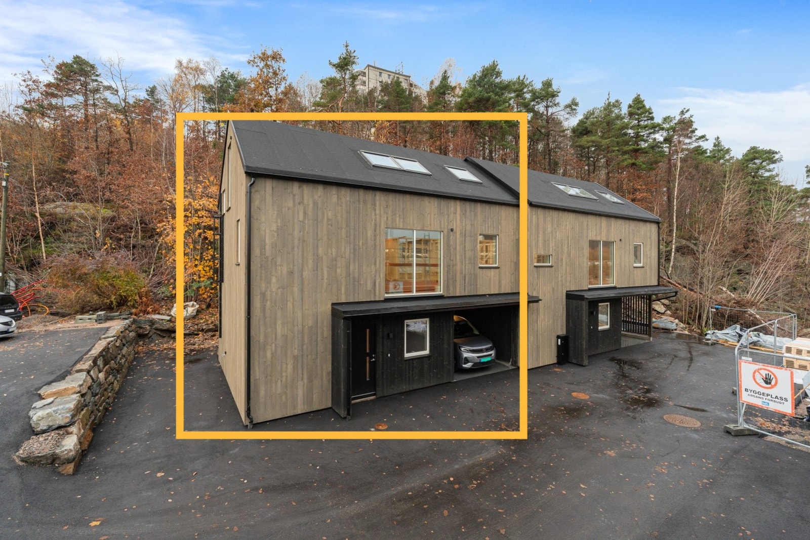 Boligen har carport i 1.etg. og parkering for 1 bil på siden utenfor Galleribilde