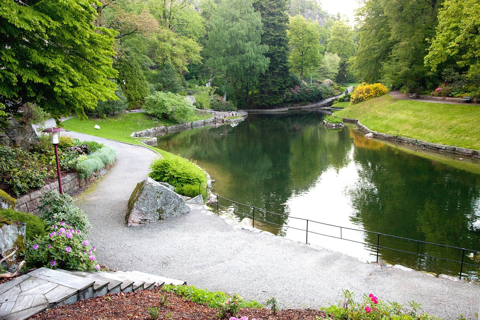 Fra eiendommen er det en fin gå- eller sykkeltur til flotte Ravnedalen - hvor det er en meget flott park Galleribilde