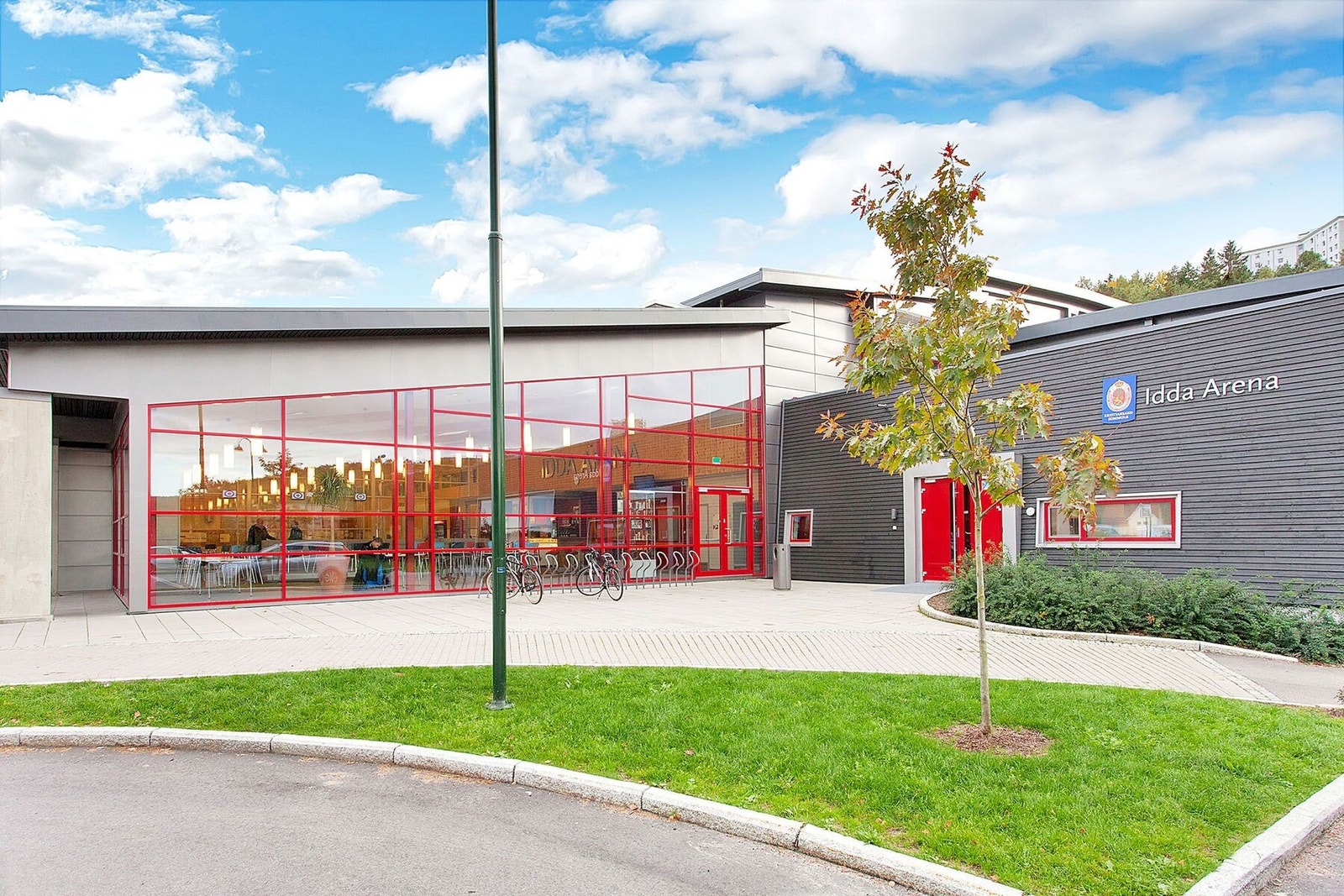 Kort avstand ned til Idda Arena - hvor byens ishockeyhall og curlingbane ligger Galleribilde