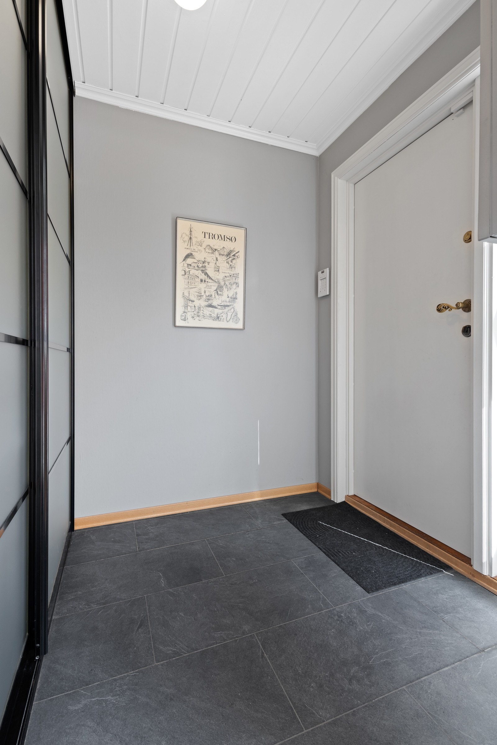 Entré i 1. etasje (midtre plan) med gulvvarme og skyvedørsgarderobe Galleribilde