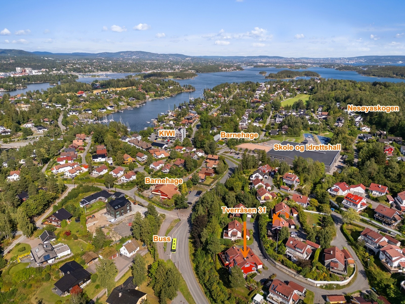 Kort gangavstand til det meste man trenger i hverdagen, bl.a. matbutikk, bussholdeplass, 2 barnehager, barneskole m/idrettshall, flotte turområder i Nesøyaskogen m.m. Galleribilde