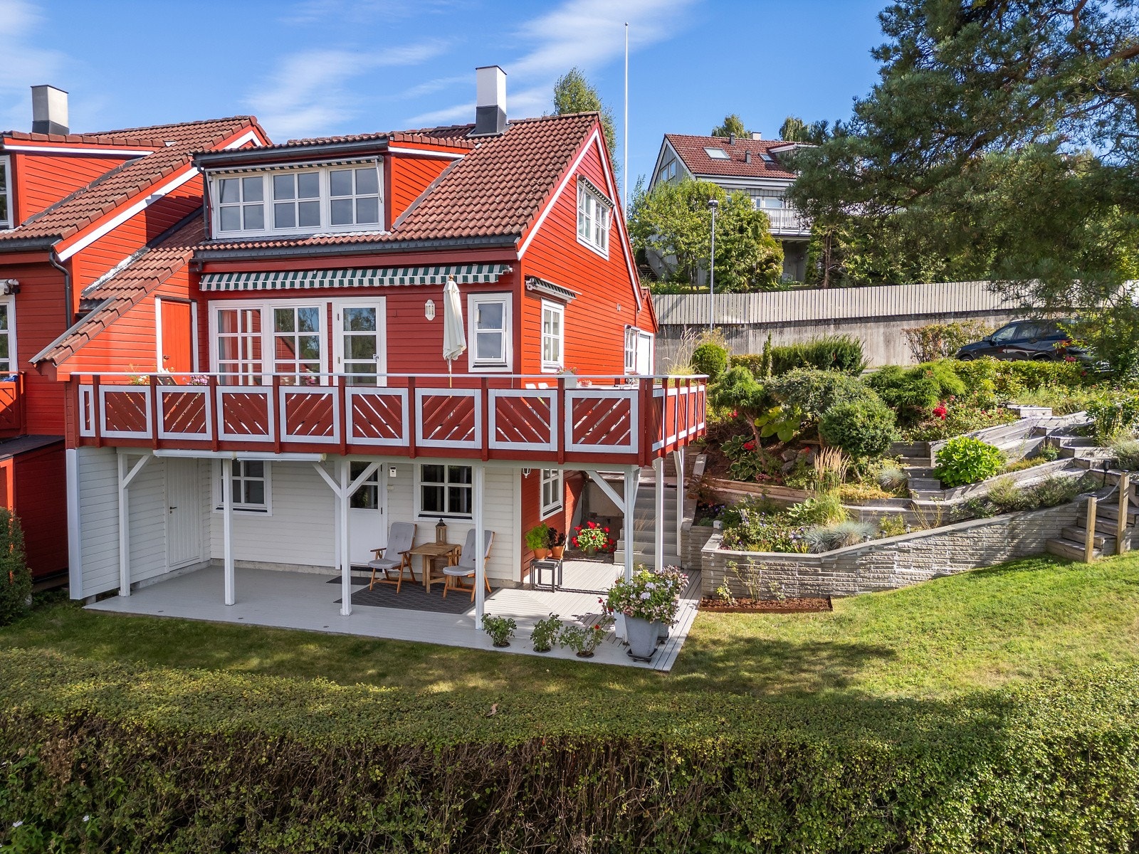 Huset er over 3 plan med god planløsning og inneholder bl.a.4 soverom, 2 stuer, 2 bad, separat vaskerom og gode garderobe-/bodløsninger m.m. Galleribilde