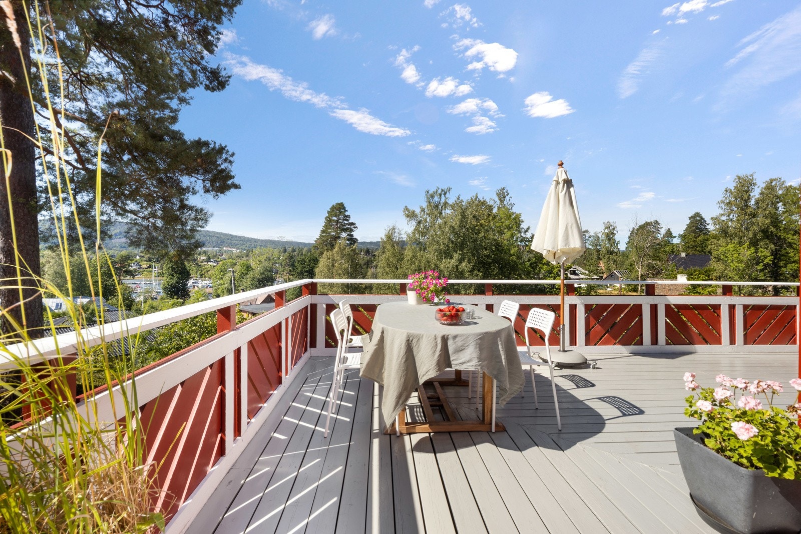 Eiendommen ligger i en fredelig blindvei, på en høyde med flotte sol- og utsiktsforhold Galleribilde