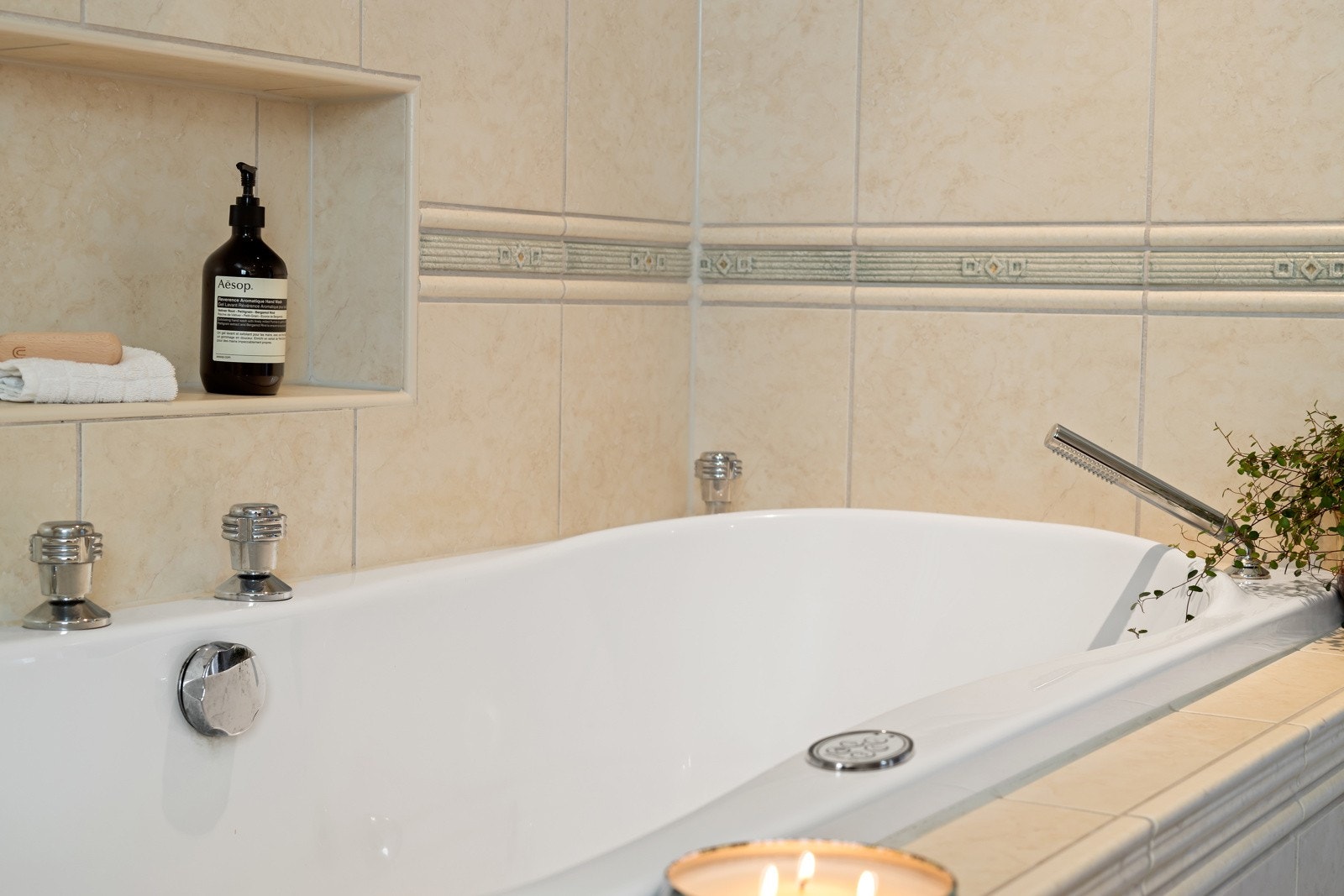 Stort baderom i 2. etasje med både dusj og innmurt badekar Galleribilde