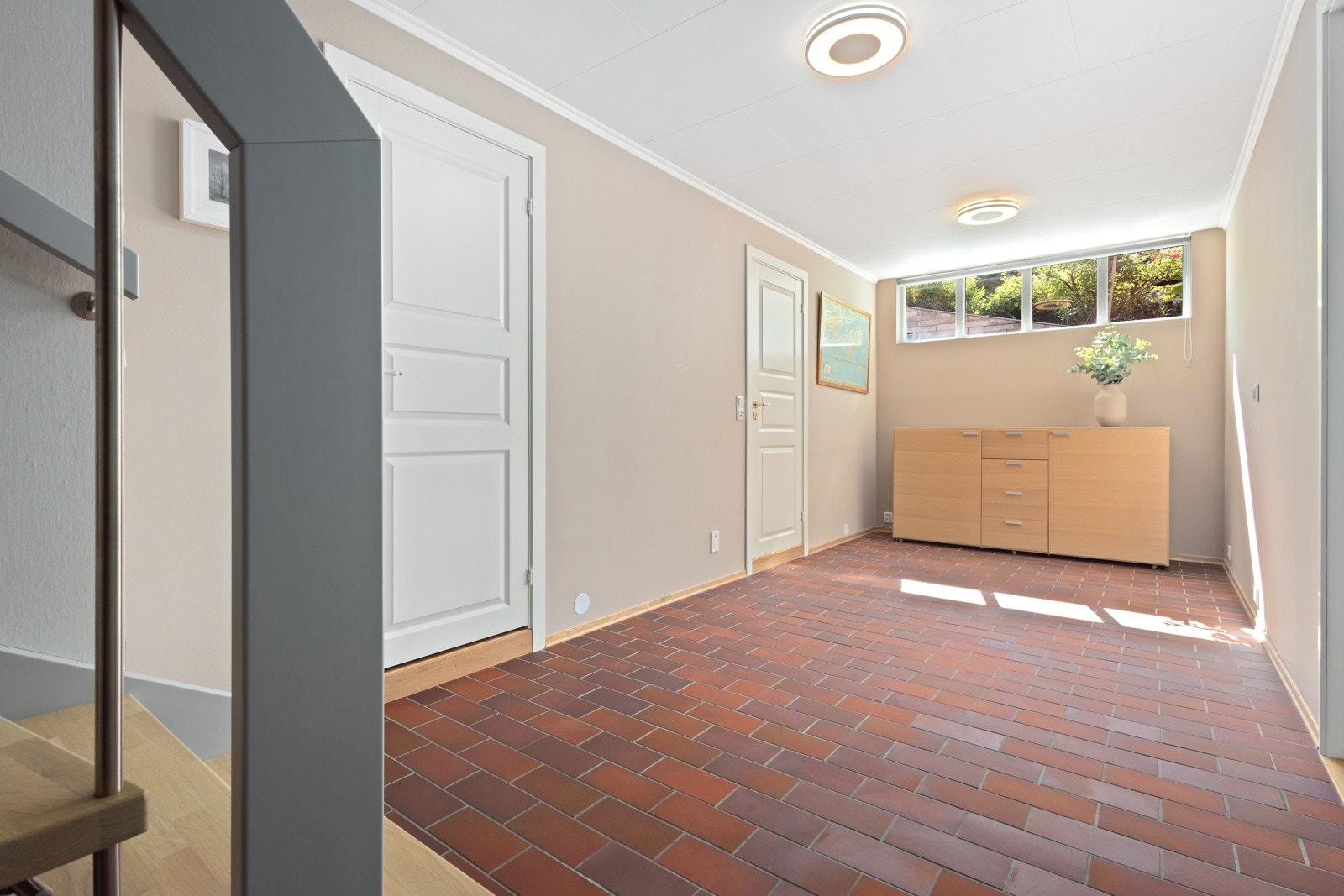 Bred og fin hall i u. etasje. Flislagt gulv med varmekabler. Galleribilde