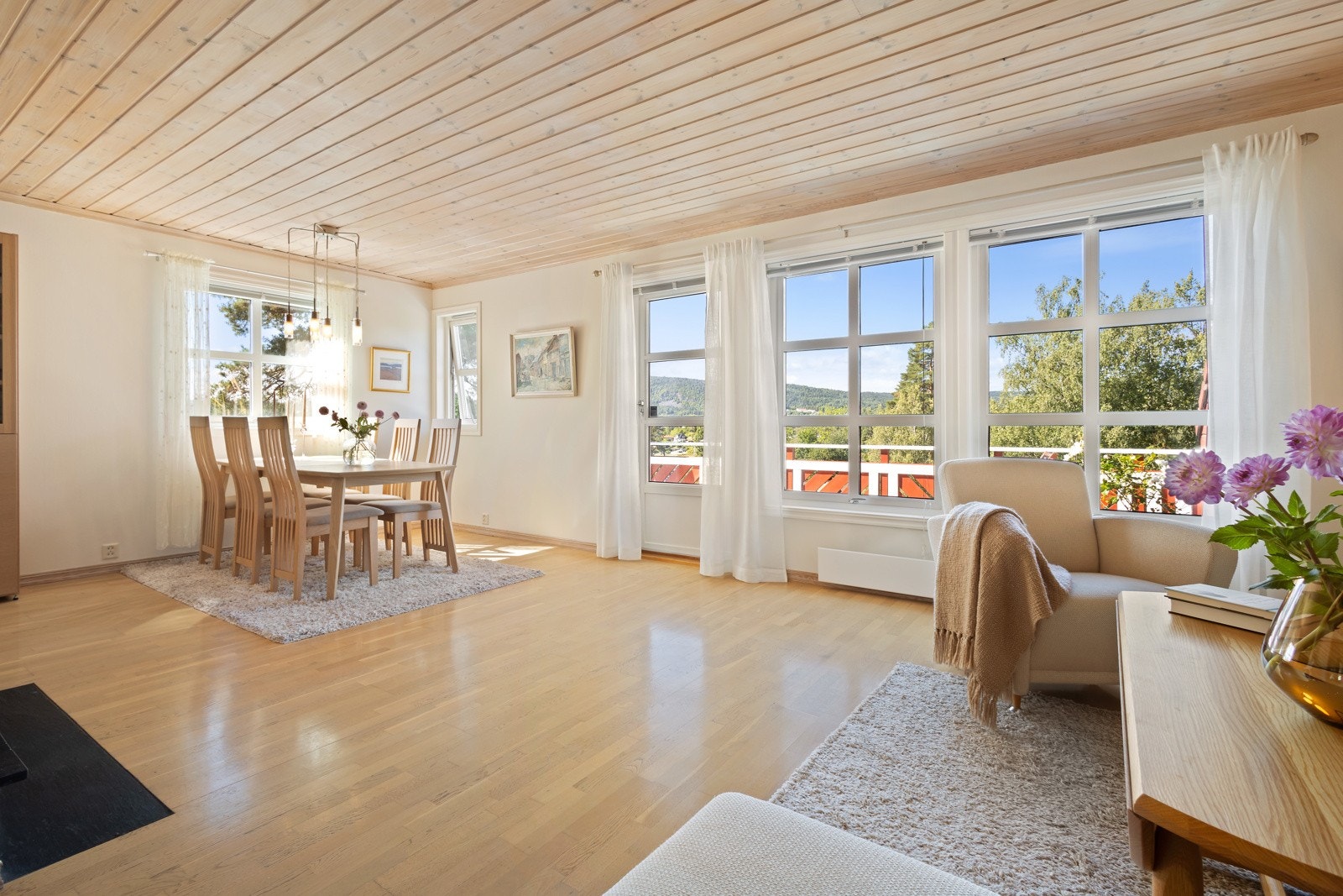 Lys og fin stue i 1. etasje med store vindusflater mot vest og utgang til stor veranda Galleribilde