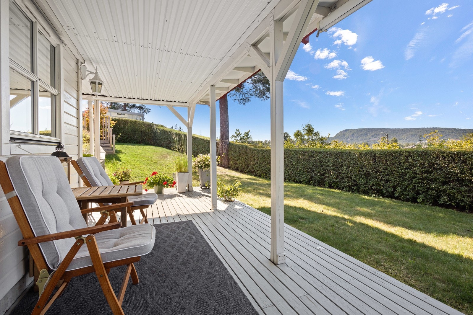 Terrasse på bakkeplan med tilgang fra stue i u. etasje Galleribilde