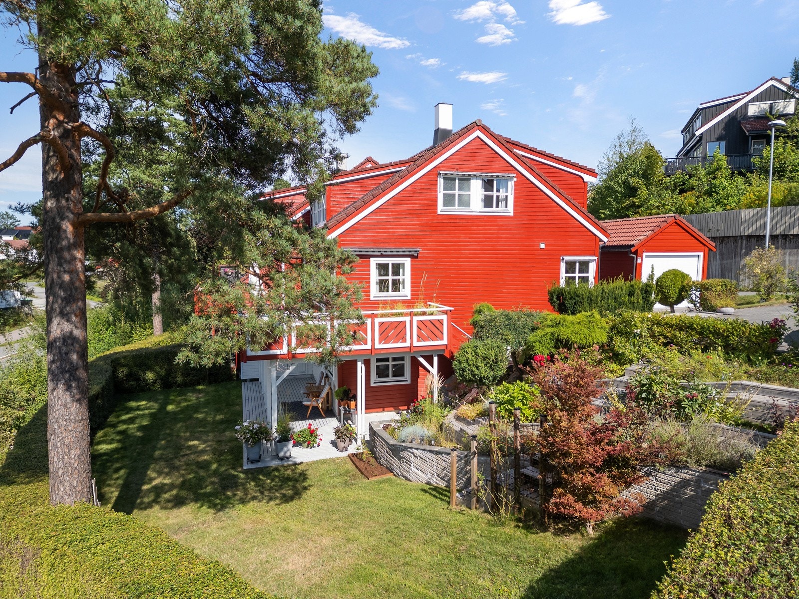 Eiendommen er meget pent opparbeidet og beplantet med flere bed, prydbukser og hekker. Galleribilde