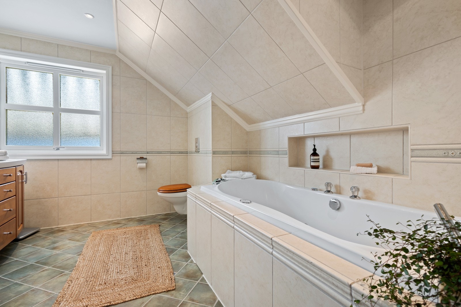 Stort baderom i 2. etasje med både dusj og innmurt badekar Galleribilde