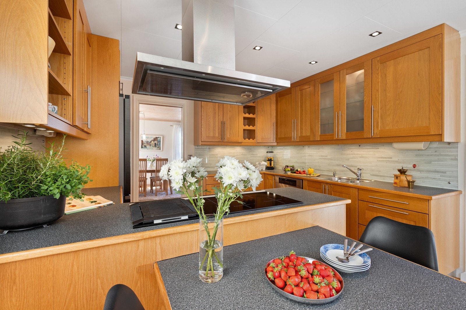 Det er godt med skap og benkeplass i kjøkkenet og en hyggelig frokostplass Galleribilde