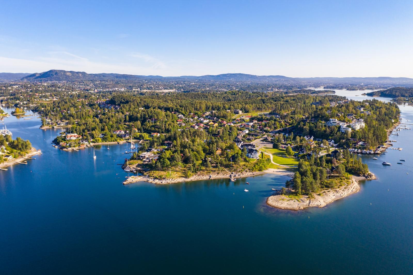Flyfoto mot sydvestre ende av Nesøya med badestranden og friområdene ved Hvamodden i front Galleribilde