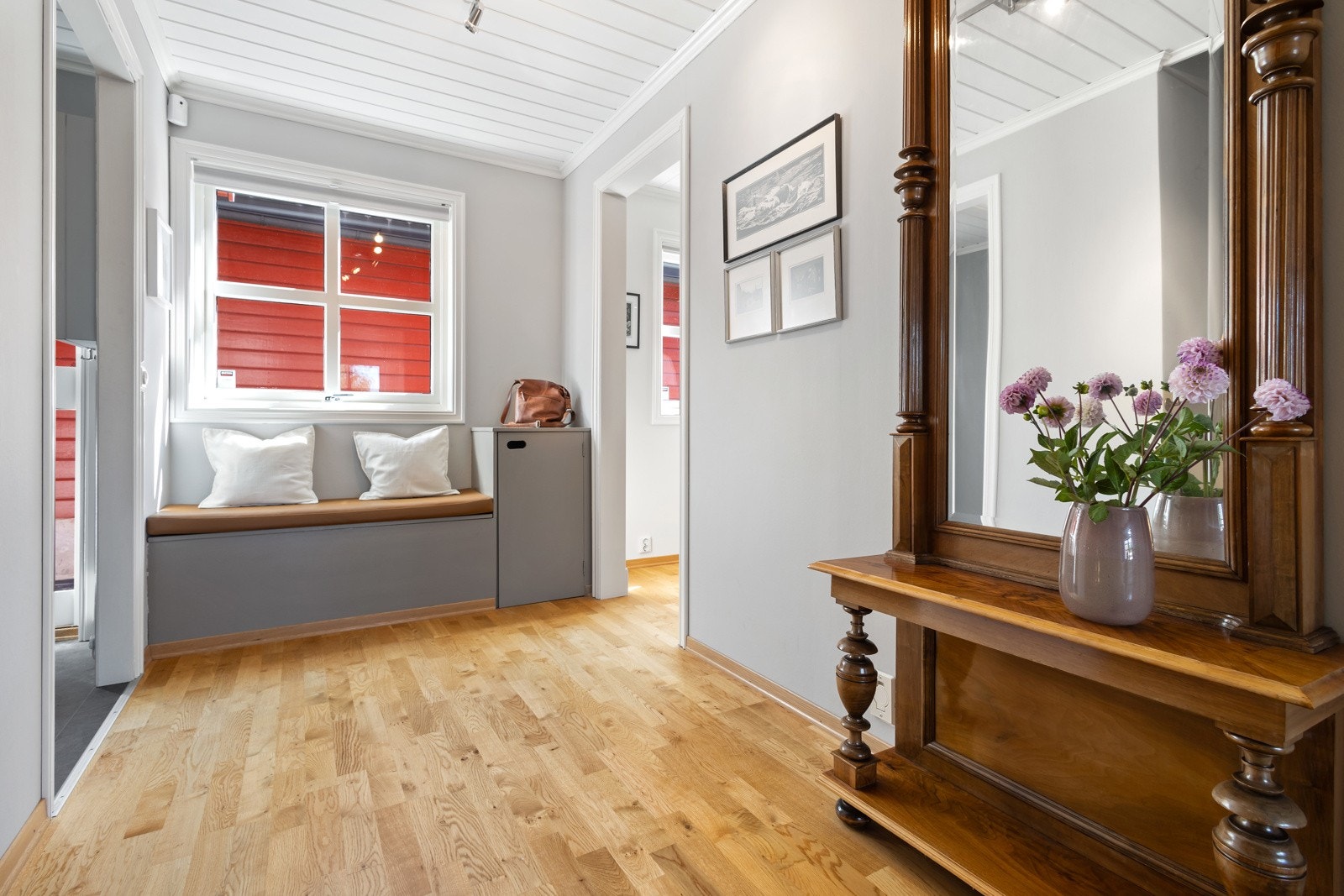 Gang med plassbygd benk Galleribilde