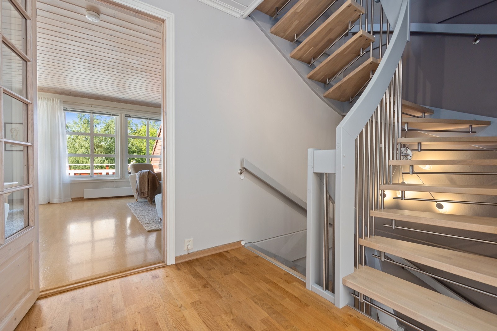 Ny, flott trapp ble montert gjennom alle tre etasjene i 2016 Galleribilde