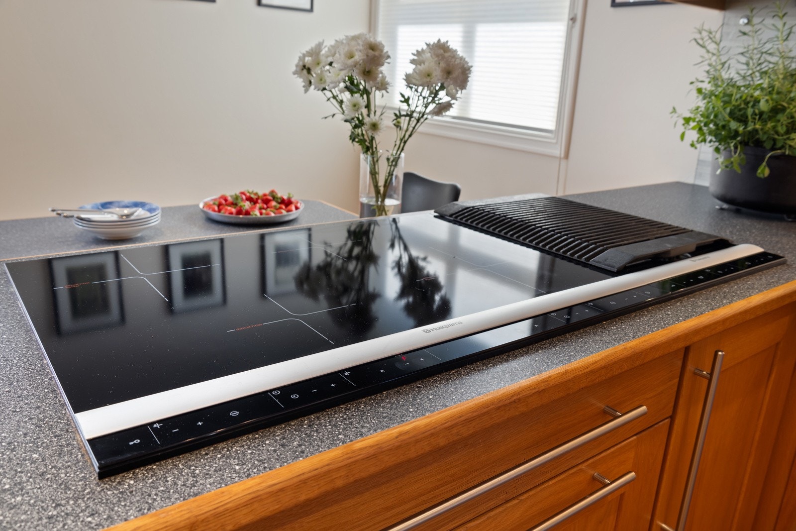 Integrert 4-platers induksjonstopp og grill/frityr samt innebygget stekeovn og stor fritthengende ventilator med høy effekt Galleribilde