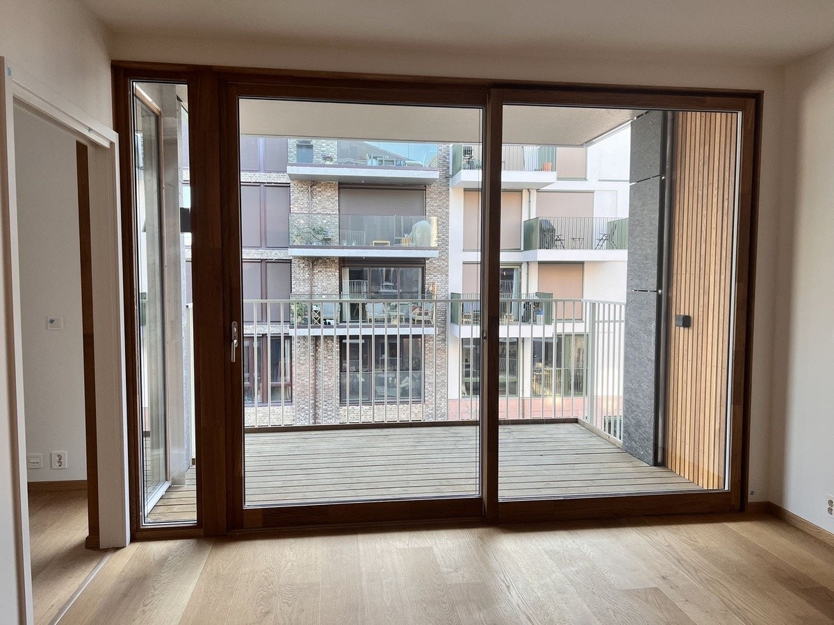 Store vinduer med innebygd solskjerm Galleribilde