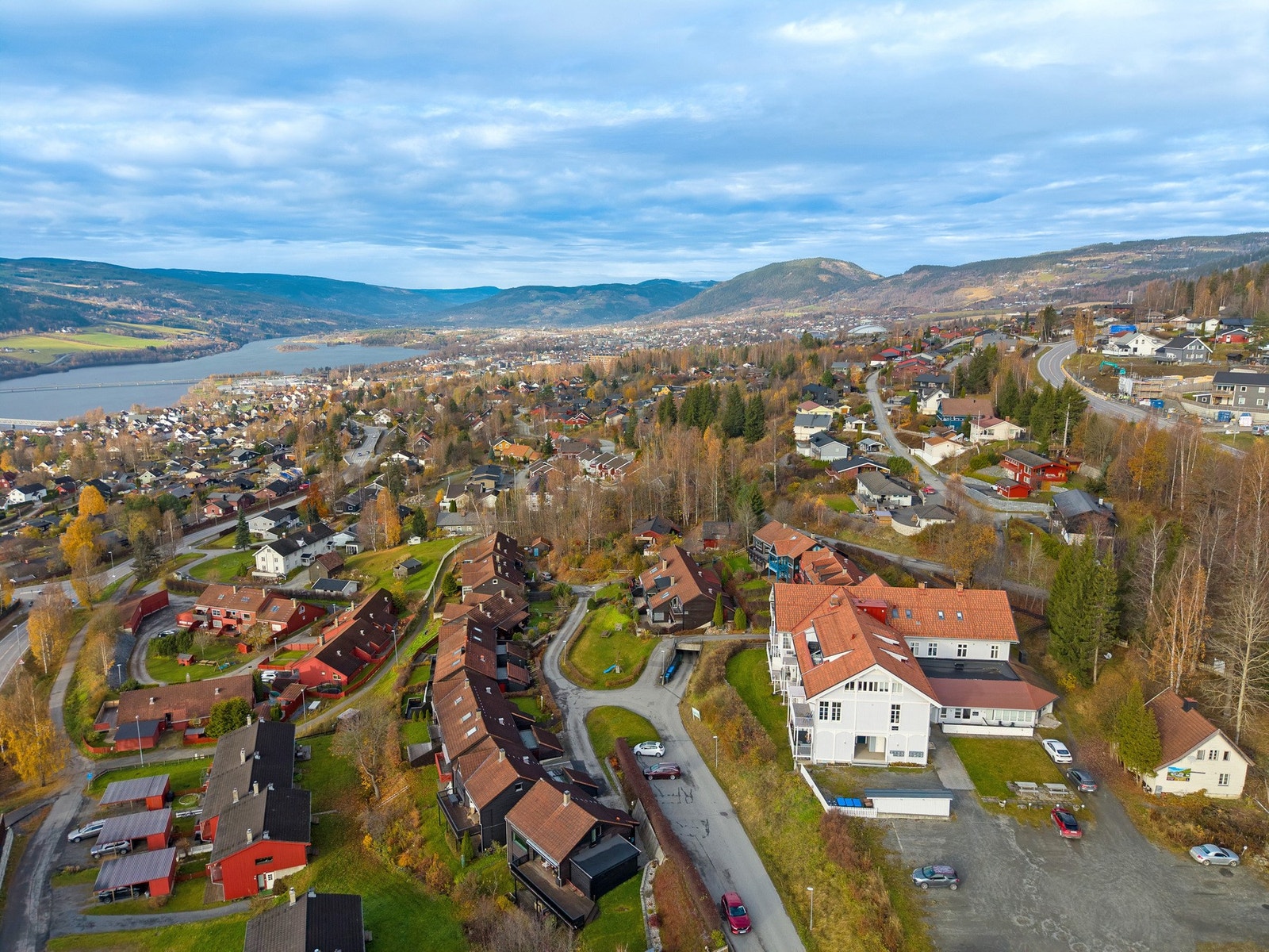 Attraktivt og rolig boligområde - Eiendommen ligger i et veletablert og barnevennlig område med umiddelbar nærhet til marka og lysløypenett. Galleribilde