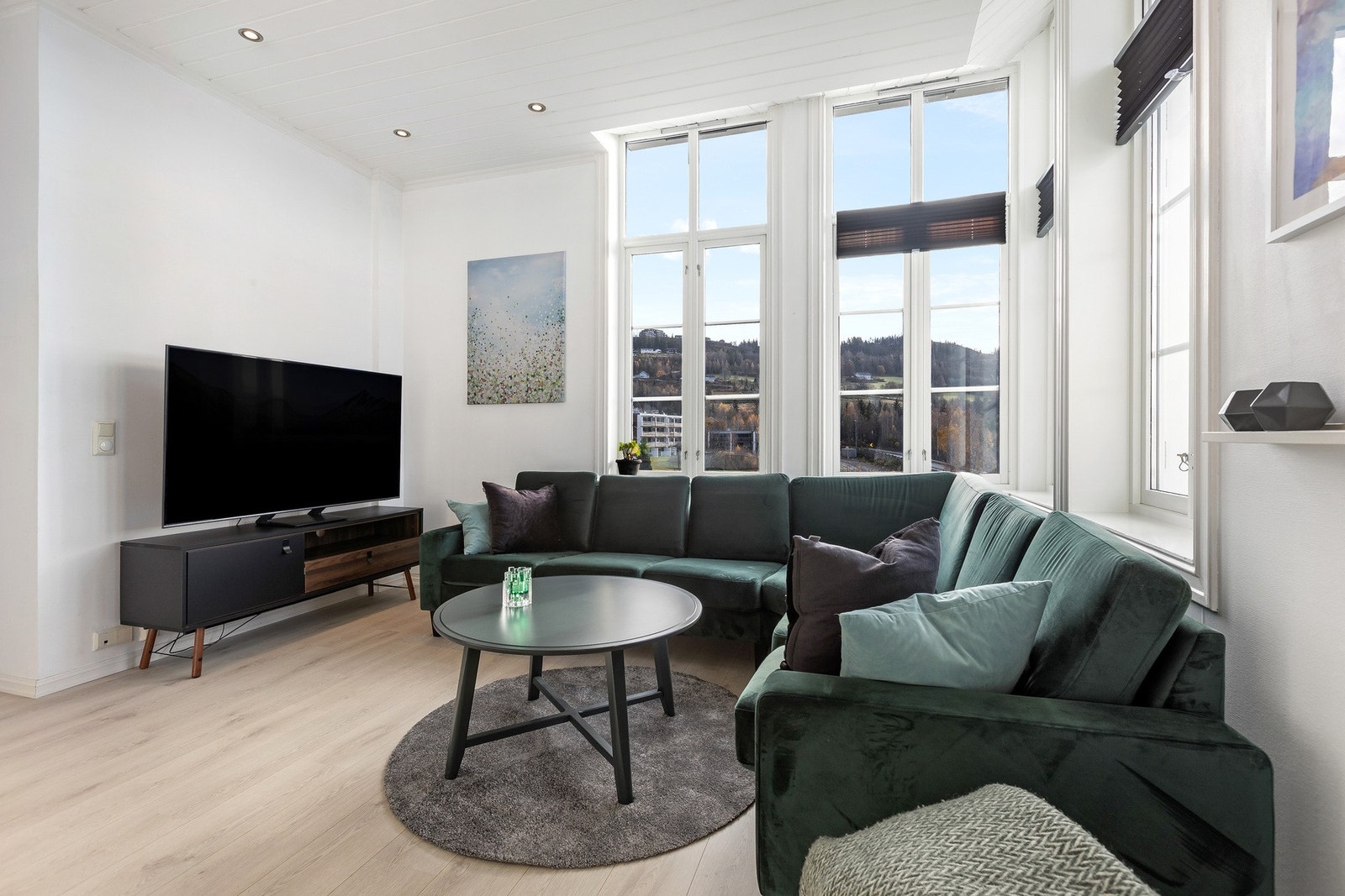 God plass for sofagruppe på stua. Downlighst i himling. Galleribilde