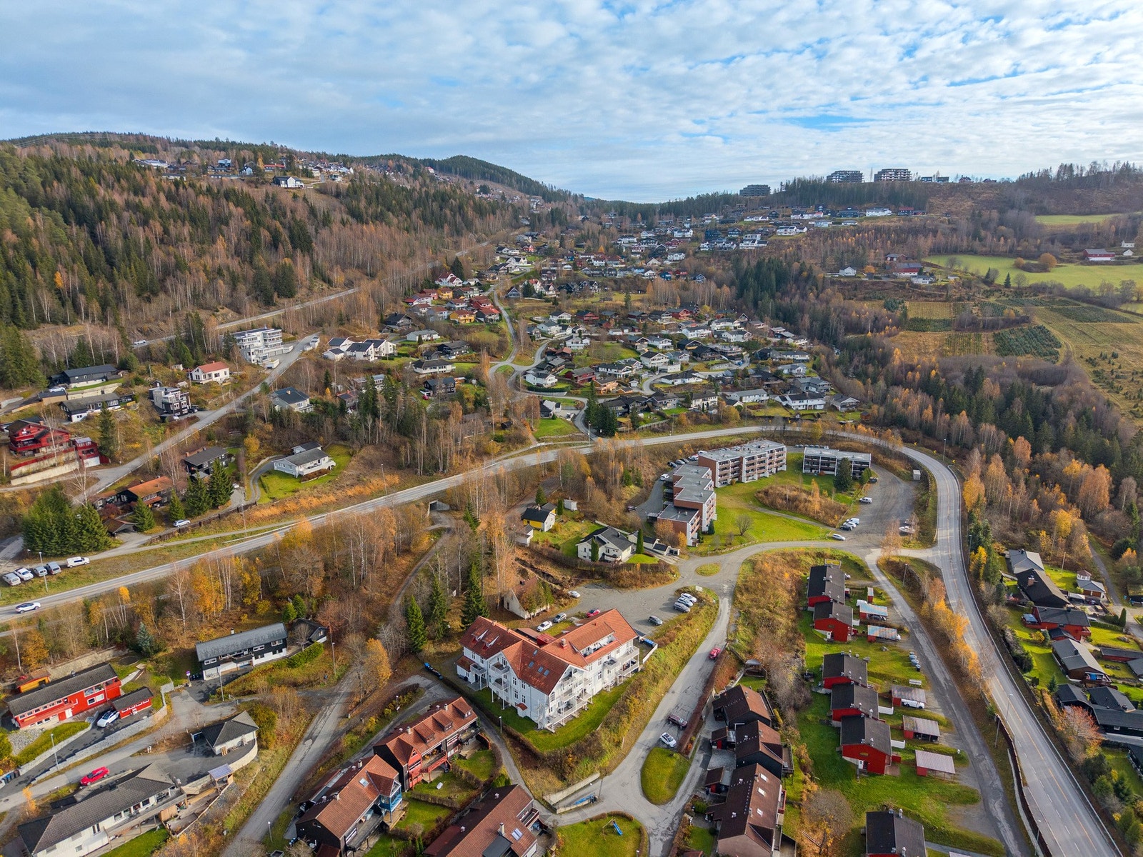 Landlig ro og nærhet til naturen - Boligen ligger i et stille og grønt nærområde med flotte turmuligheter og kort vei til rekreasjon i skog og mark. Galleribilde