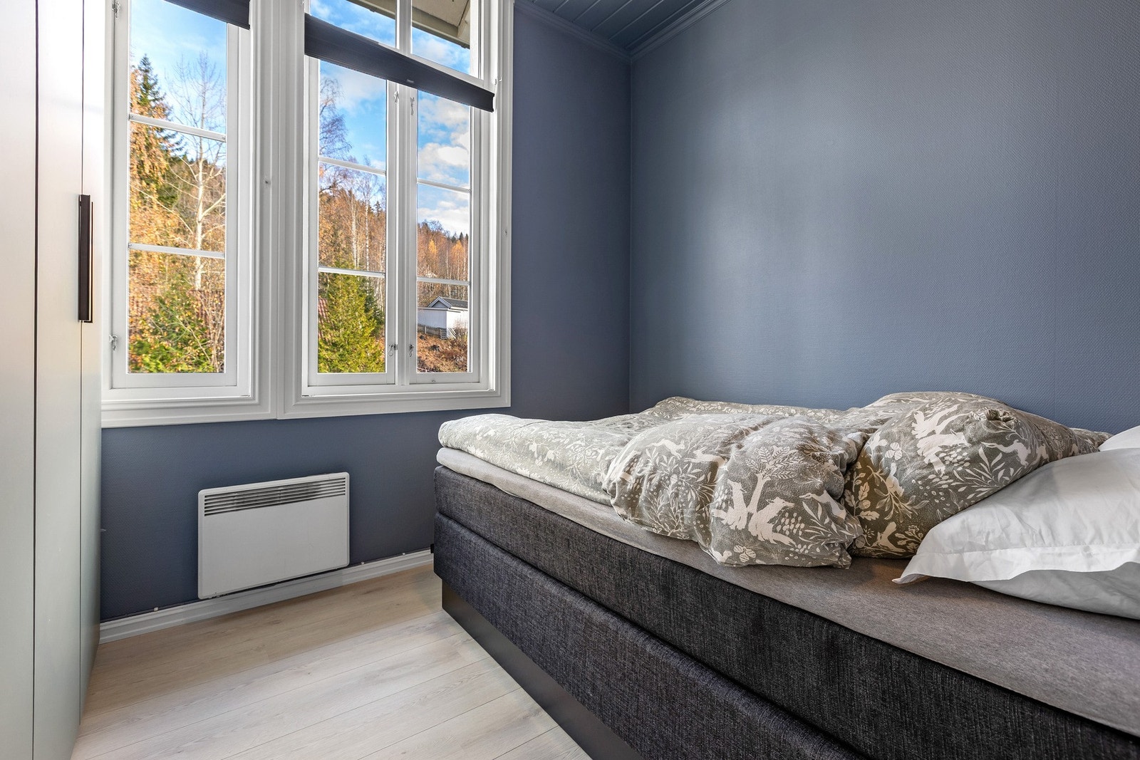 Soverom med rolig fargetone, god plass til seng og garderobeskap - et innbydende rom for hvile. Galleribilde