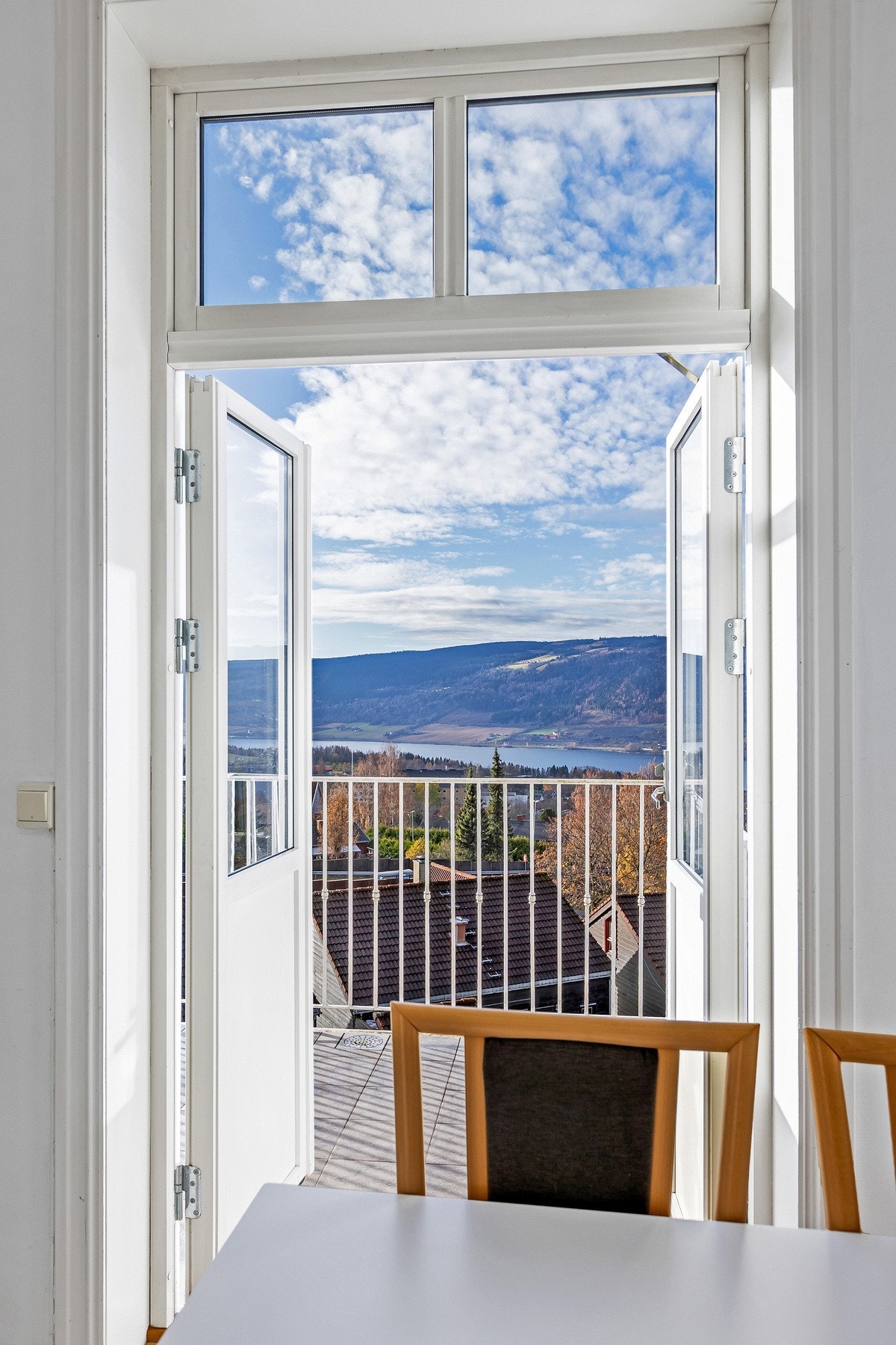 Fra spiseplassen er det direkte utgang til balkong med nydelig utsikt over Mjøsa og nærområdet. Galleribilde
