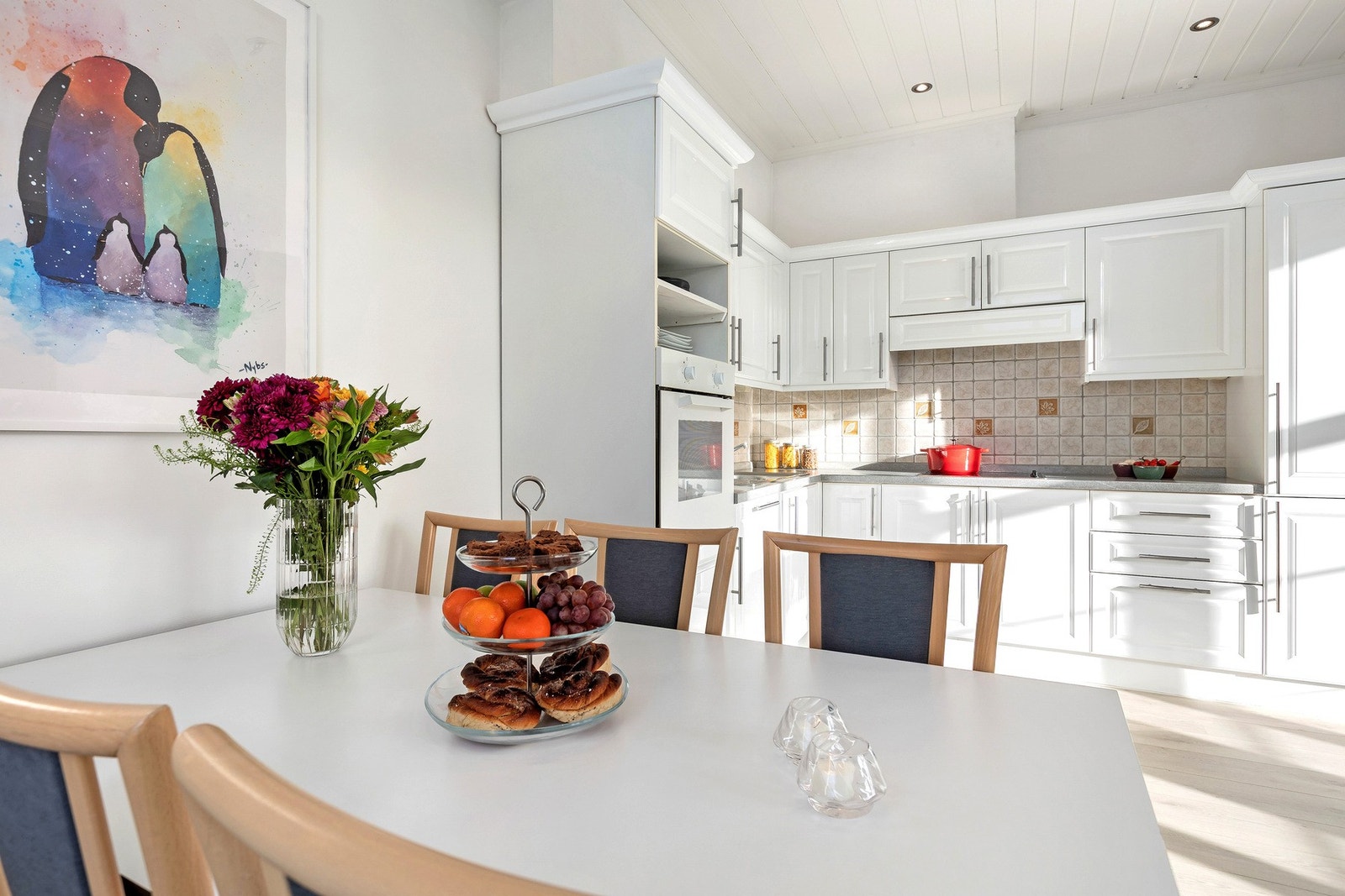 Lyst og innbydende spiseområde med plass til familie og gjester - et naturlig samlingspunkt i rommet. Galleribilde