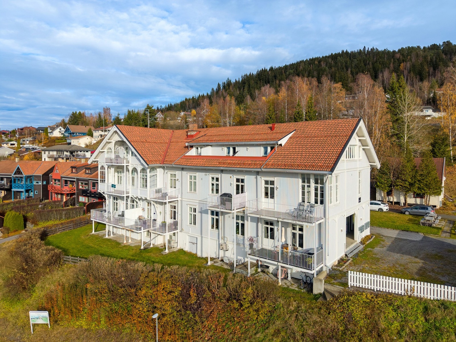 Klassisk bygg med flott beliggenhet - Velholdt bygningsmasse med karakter og sjarm, beliggende i et rolig og etablert boligområde. Galleribilde