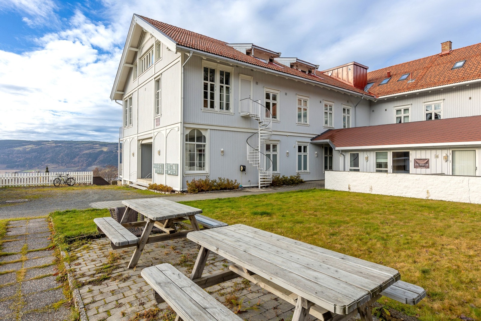 Felles uteområde - Trivelig hage og sitteplass for beboerne - ideelt for sosiale sammenkomster og sommerdager utendørs. Galleribilde