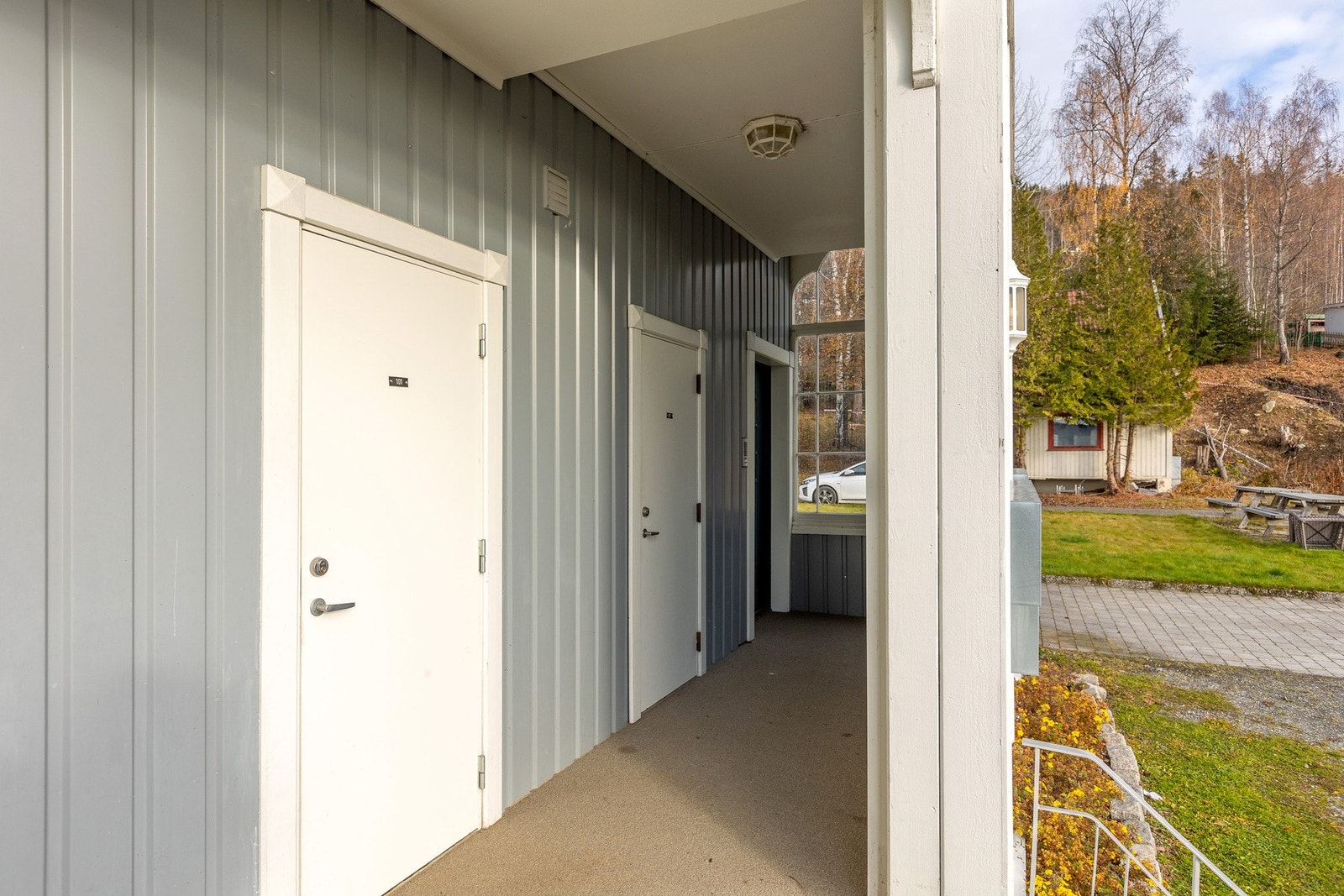 Inngangsparti med boder - Praktisk overbygd inngangsparti med tilhørende boder - god plass til oppbevaring og enkel adkomst. Galleribilde