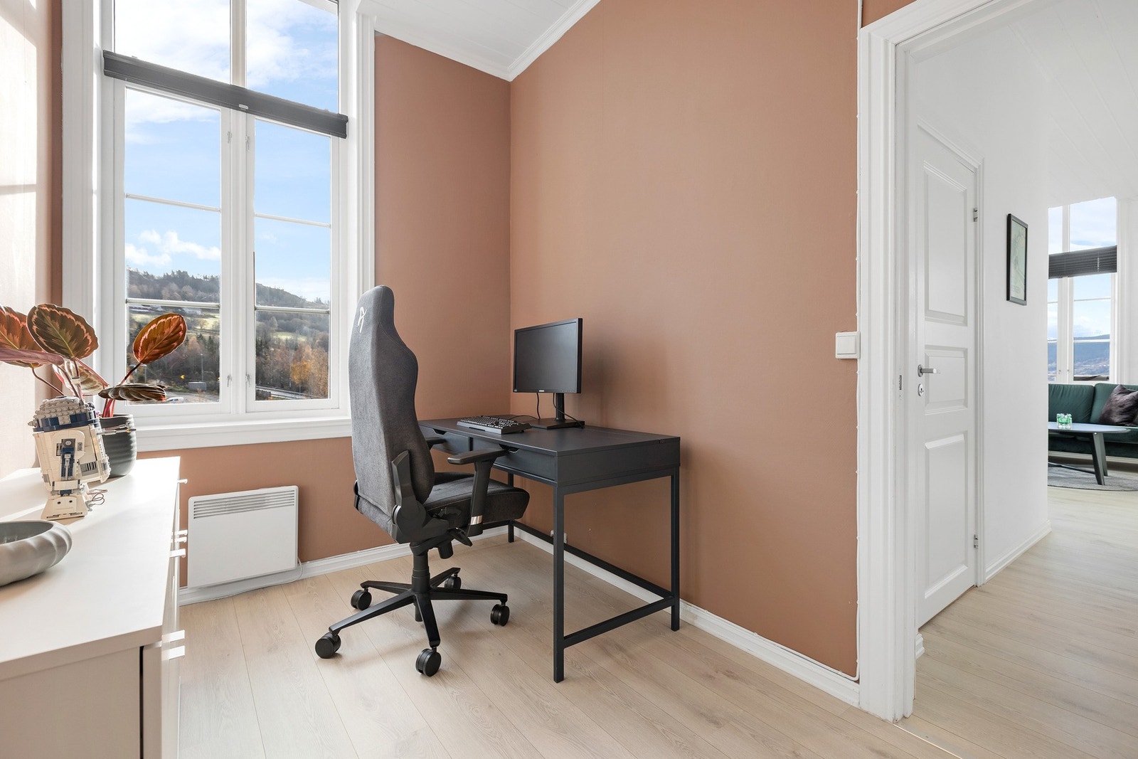 Praktisk arbeidsrom - Lyst og luftig rom med nøytrale farger og plass til skrivepult eller hobbyhjørne. Galleribilde