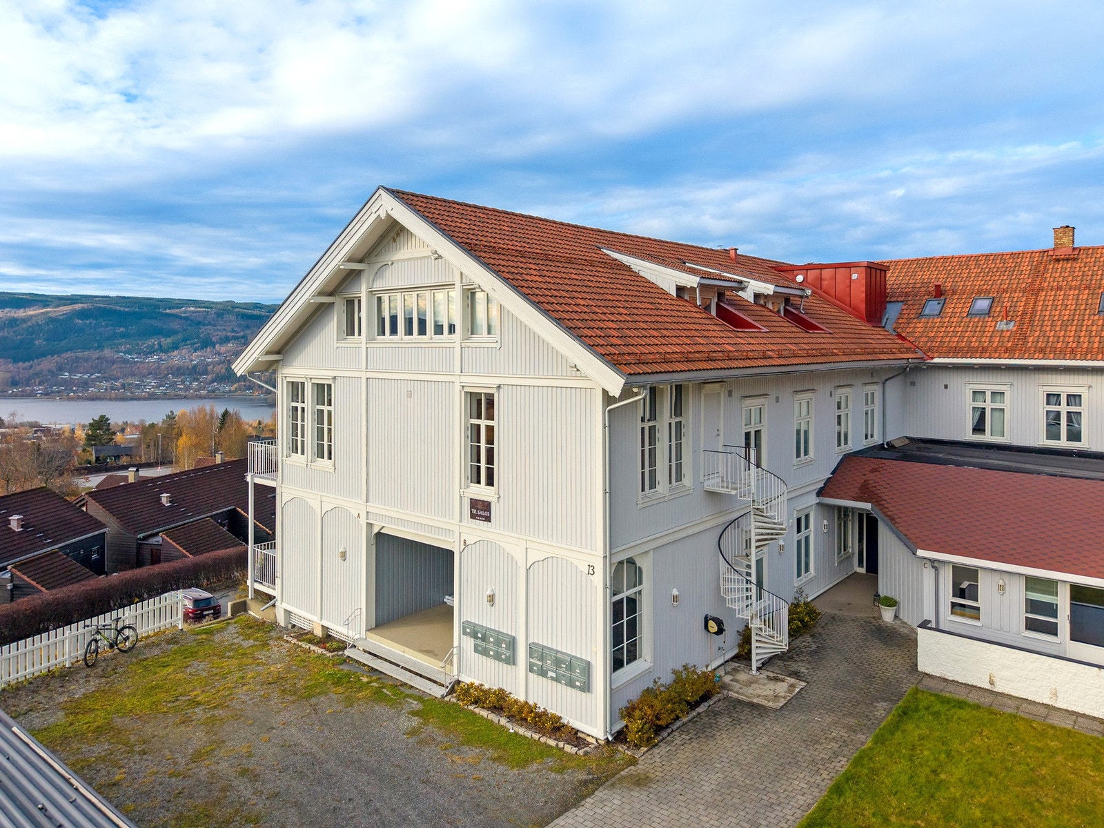 Inngangspartiet til leiligheten. Leiligheten ligger i 2. etasje med innvendig trapp i bygget. Galleribilde