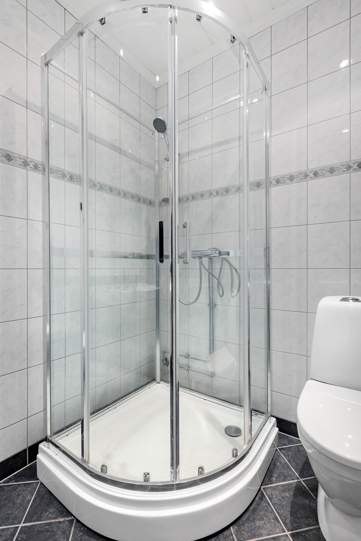 Moderne dusjløsning med skyvefronter, kombinert med nøytrale materialvalg for et rent og delikat uttrykk. Galleribilde