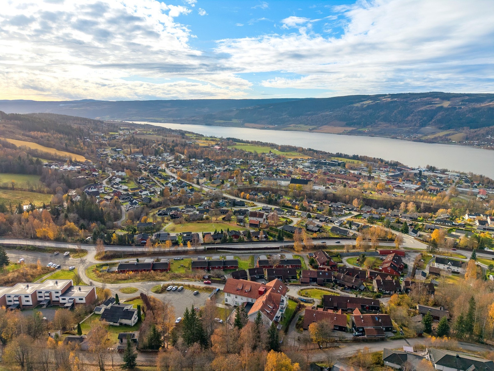 Panoramautsikt over Lillehammer og Mjøsa - Dronefoto som viser eiendommens naturskjønne omgivelser - et rolig område med nærhet til både byliv og turterreng. Galleribilde