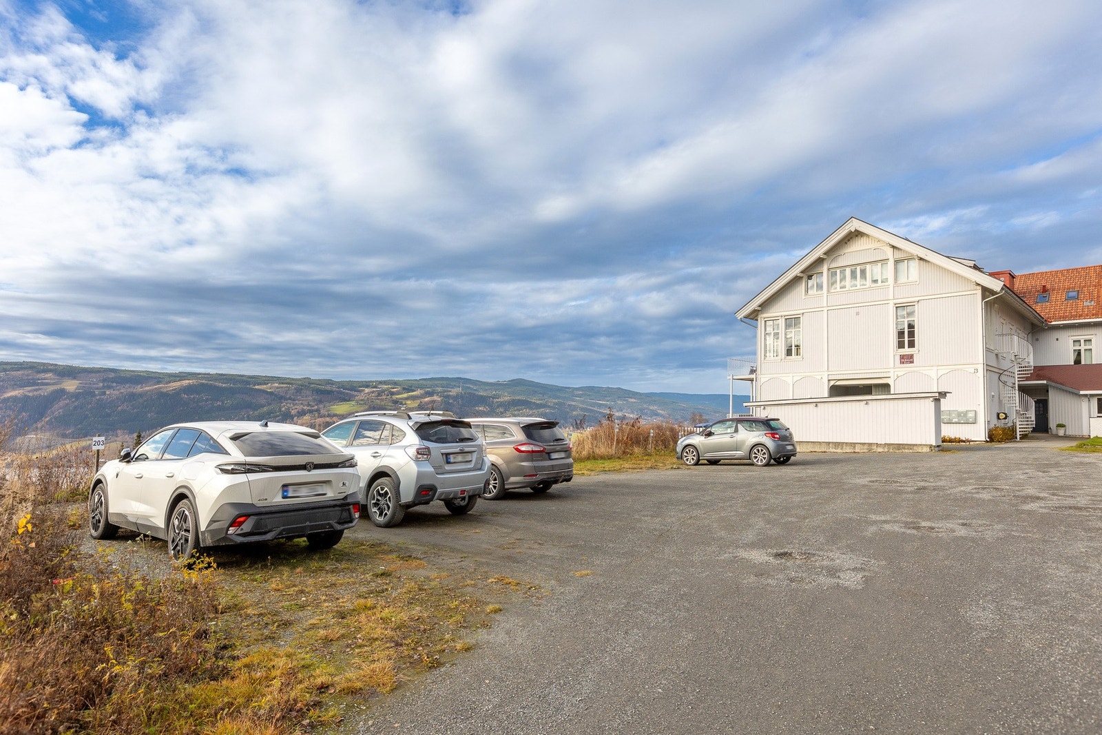 Parkering rett utenfor - Gode parkeringsmuligheter på sameiets tomt, med enkel adkomst og nærhet til inngangspartiet. Galleribilde