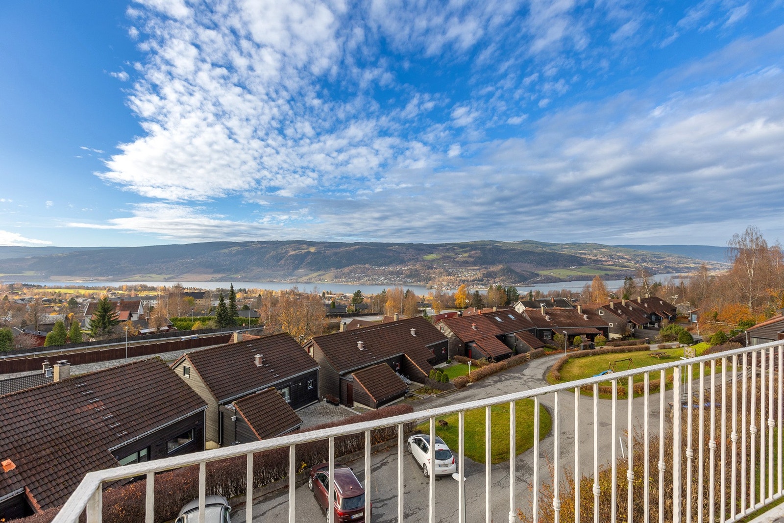 Fantastisk utsikt over Mjøsa, Lågendeltaet og deler av Lillehammer by. Meget solrikt beliggende med lang solgang. Galleribilde