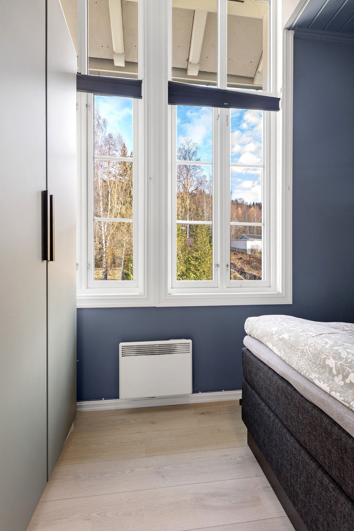 Lyst og fredelig soverom Store vinduer gir fint lysinnslipp og utsyn mot naturen - et behagelig sted å starte dagen. Galleribilde