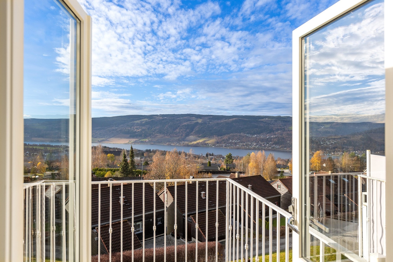 Fra balkongen er det vidstrakt utsyn over byen, innsjøen og det vakre omkringliggende landskapet. Galleribilde