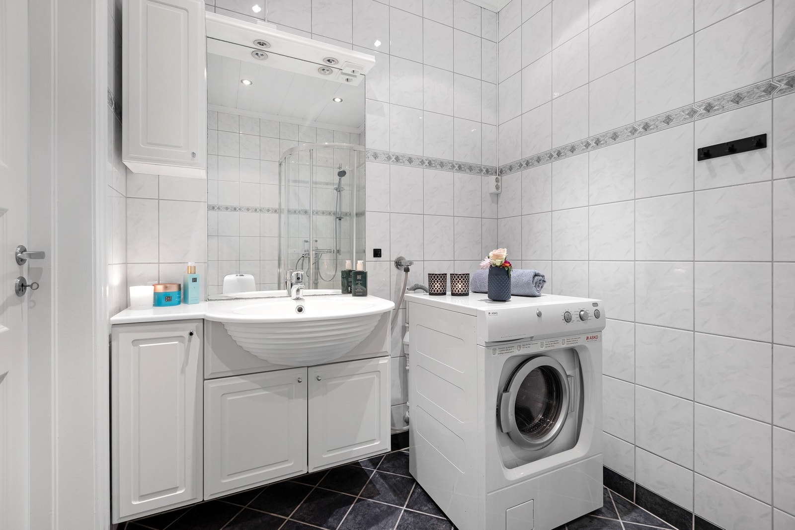 Flislagt bad med kombinert vaskesone - praktisk løsning med plass til vaskemaskin og oppbevaring. Galleribilde