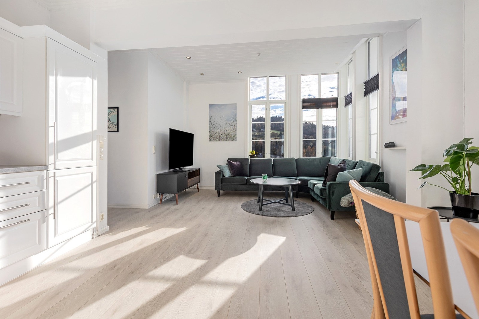 Lys og luftig stue med god takhøyde samt store vindusflater. Galleribilde