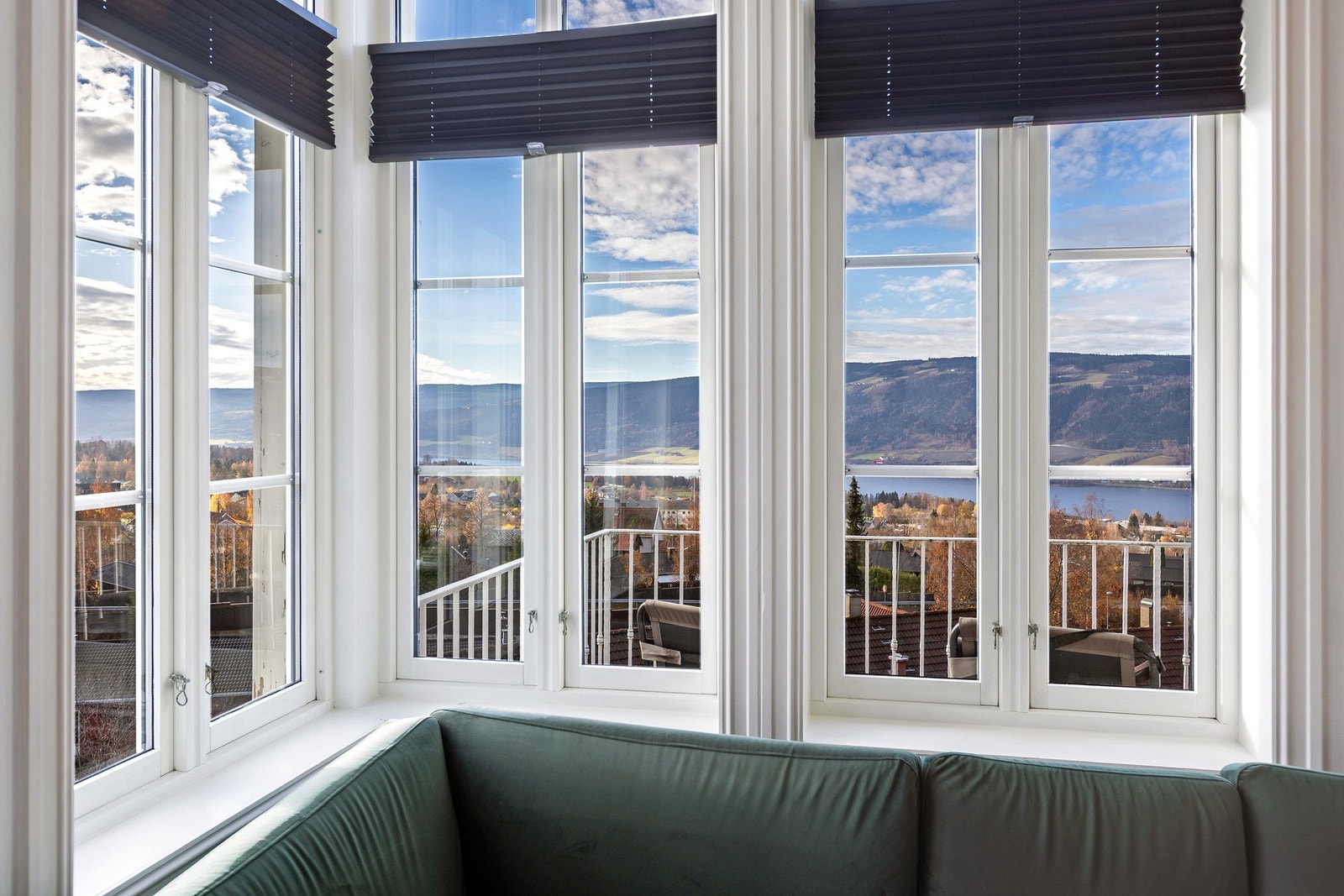 Fantastisk utsyn over byen og Mjøsa fra stuen - et rom der lyset og landskapet blir en naturlig del av interiøret. Galleribilde