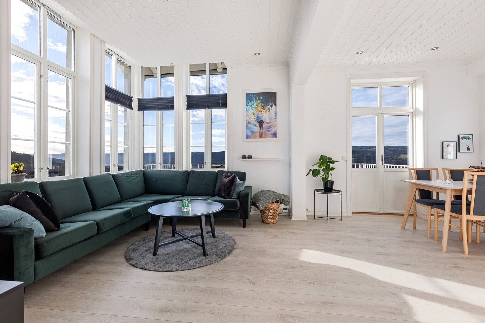 Luftig oppholdsrom - utgang herfra til balkong. Galleribilde