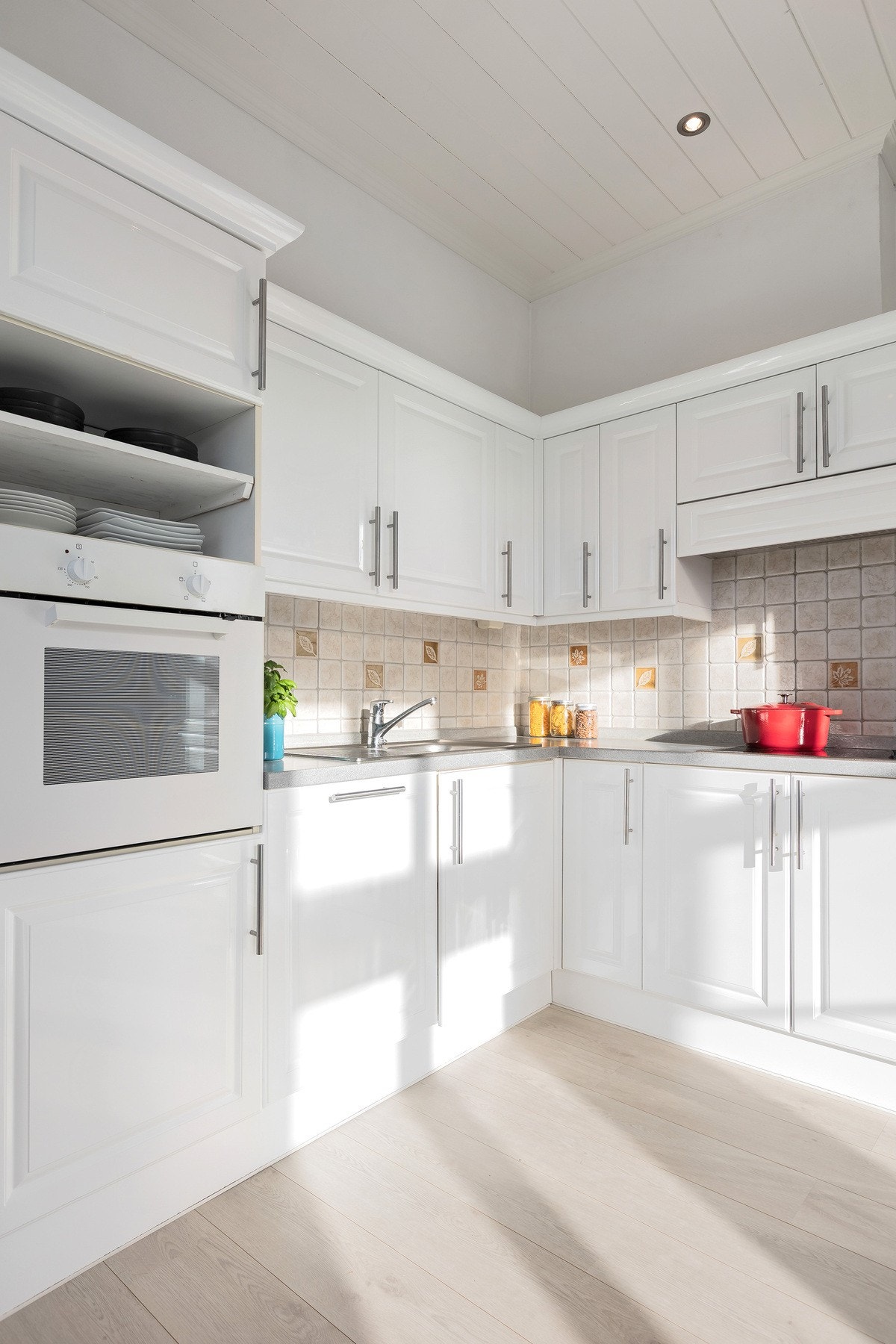 Tidløst kjøkken med hvite fronter, rikelig skapplass og god arbeidsflate - alt du trenger for en effektiv matlaging. Galleribilde